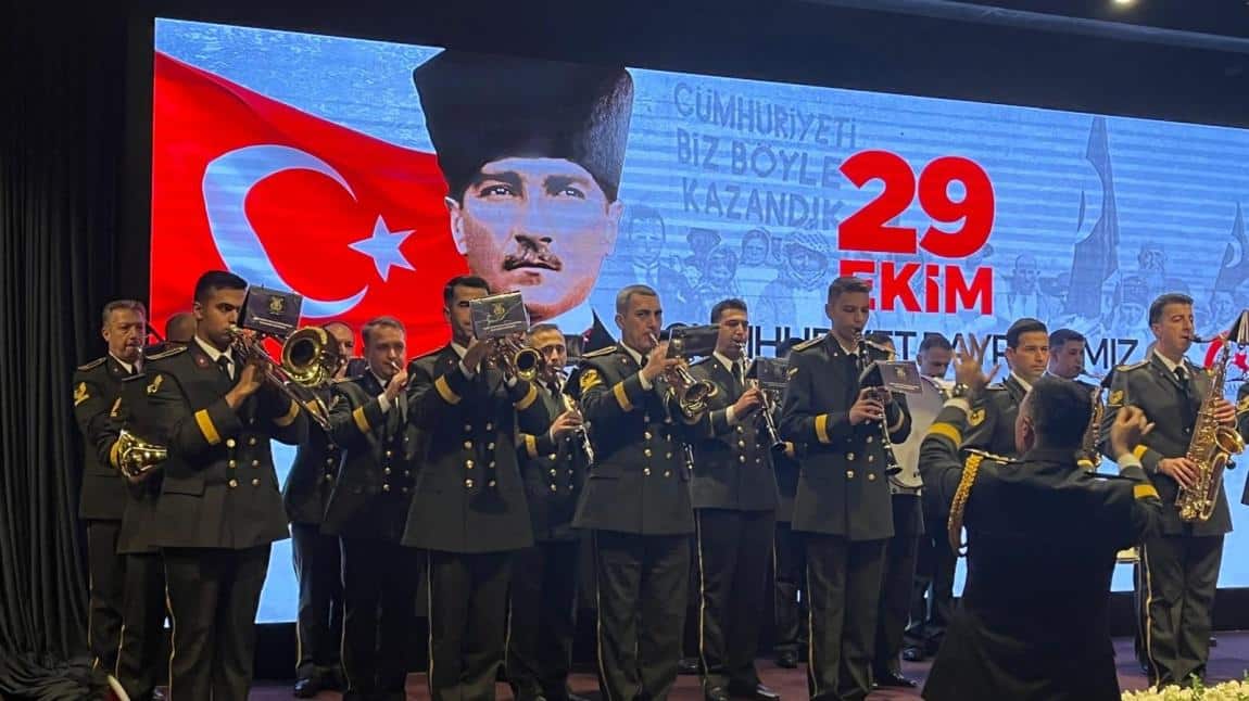 Valimiz Sayın Orhan TAVLI  Cumhuriyet Bayramı'nın 101.Yıldönümü kutlama etkinlikleri kapsamında Şehit Ömer Halis Demir Çok Amaçlı salonunda resepsiyon verdi.